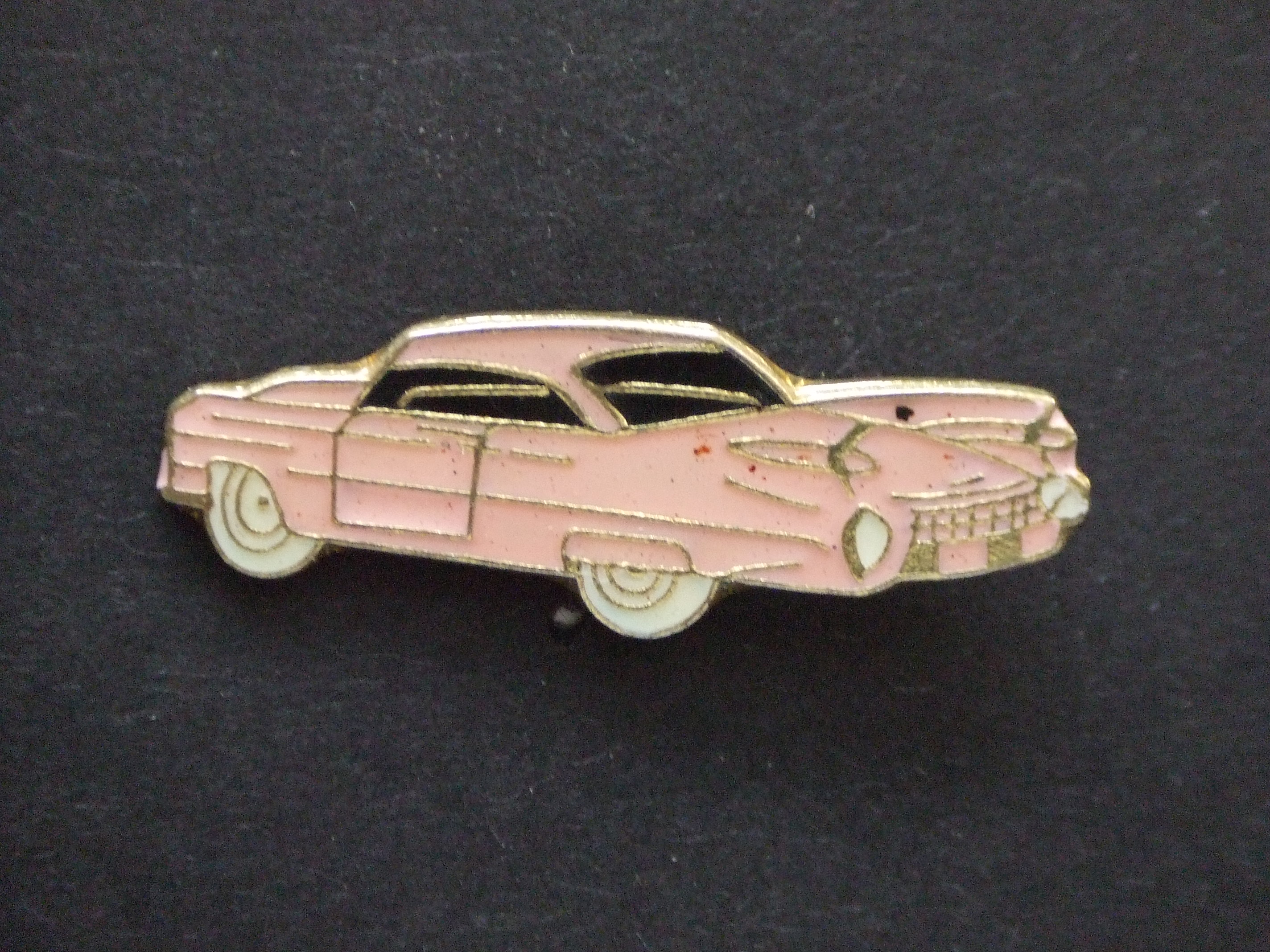 Cadillac type 62 Convertible ,bouwjaar 1959 roze model zwarte ramen